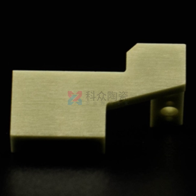 在工業(yè)行業(yè)中，科眾陶瓷廠是一家生產(chǎn)氧化鋯氧化鋁陶瓷零件廠家，在加工工藝上有特殊的優(yōu)勢存在，今天給大家介紹一種加工成型工藝，陶瓷注塑加工。